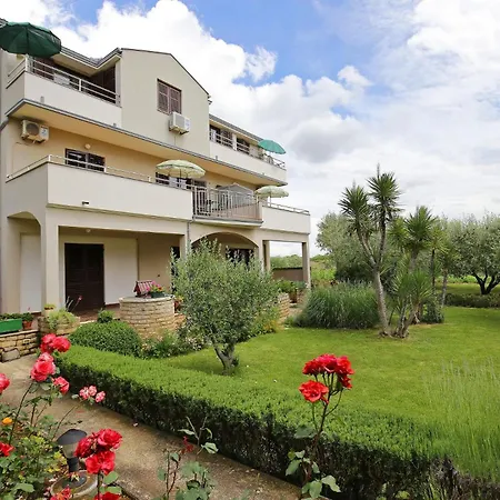 Garden Apartment *